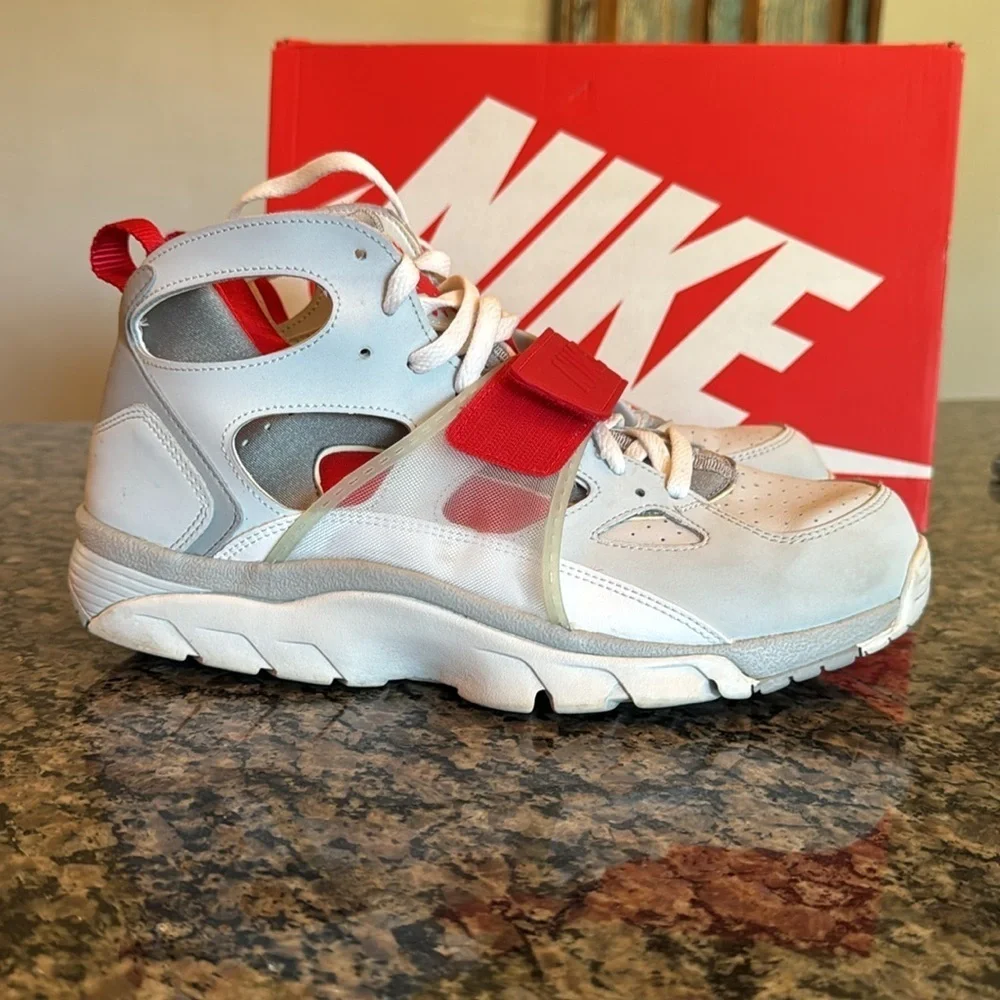 Nike trainer huarache White and Red Sneakers EUC 10.5